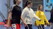 小姐姐打篮球滑倒了,小姐姐滑倒引关注